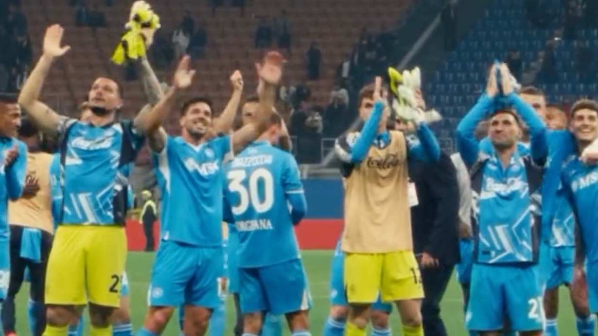 "Lasciatemi cantare": i tifosi portano Toto Cutugno a San Siro e la squadra canta con loro