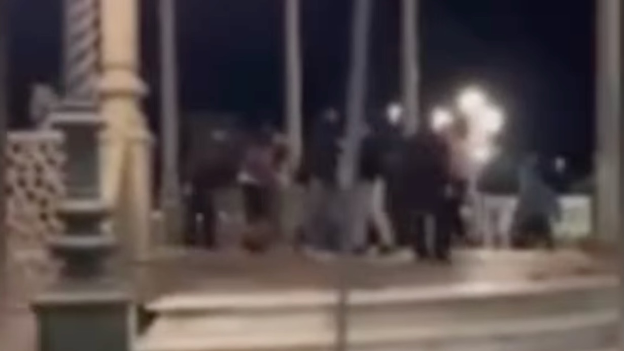 VIDEO/ Violenza a Castellammare di Stabia, cittadino bengalese picchiato dal branco