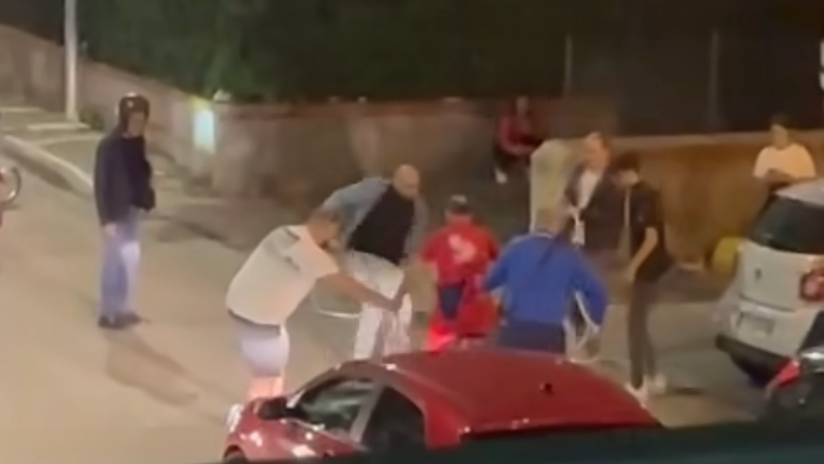 VIDEO/ Pitbull senza guinzaglio uccide cagnolino, il tentativo disperato di salvarlo