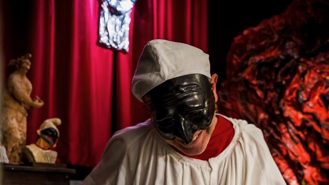 La maschera di Pulcinella presente alla parata per il Columbus Day a New York