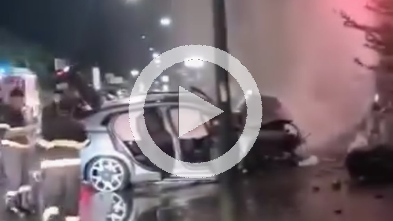 VIDEO/ Chiaiano, auto finisce contro conduttura idrica: l'acqua supera i 10 metri di altezza