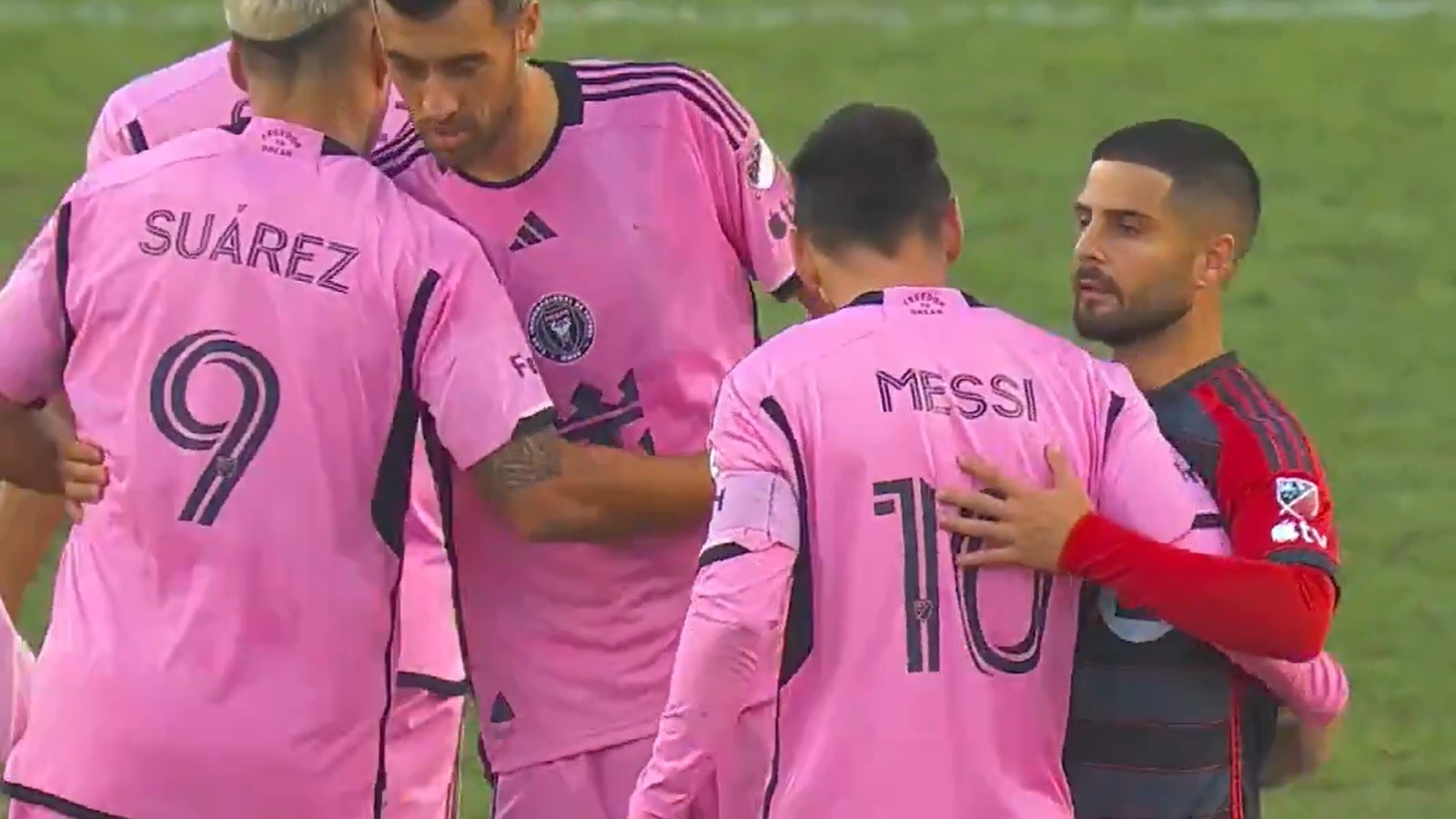 Caso Insigne, l'allenatore del Toronto lo attacca per scarso impegno. Il caso e l'accusa per la maglia di Messi