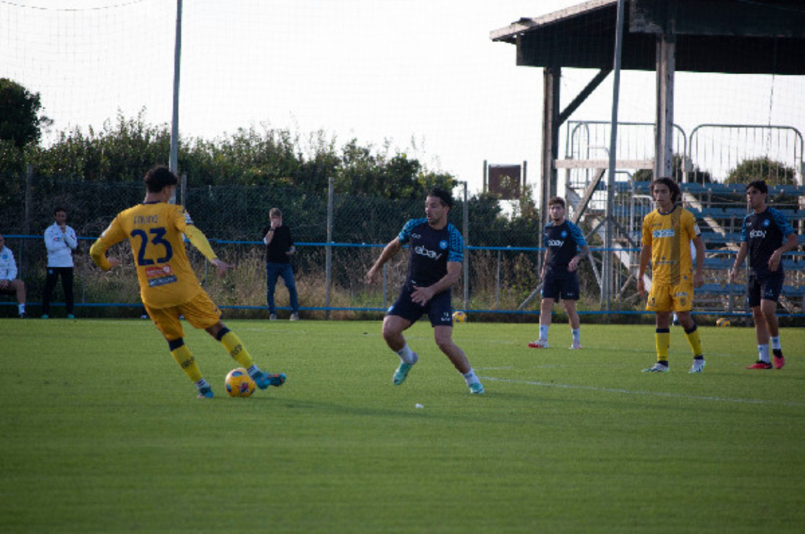 Gol e spettacolo tra Napoli e Juve Stabia, l'allenamento congiunto finisce 6-5: i marcatori