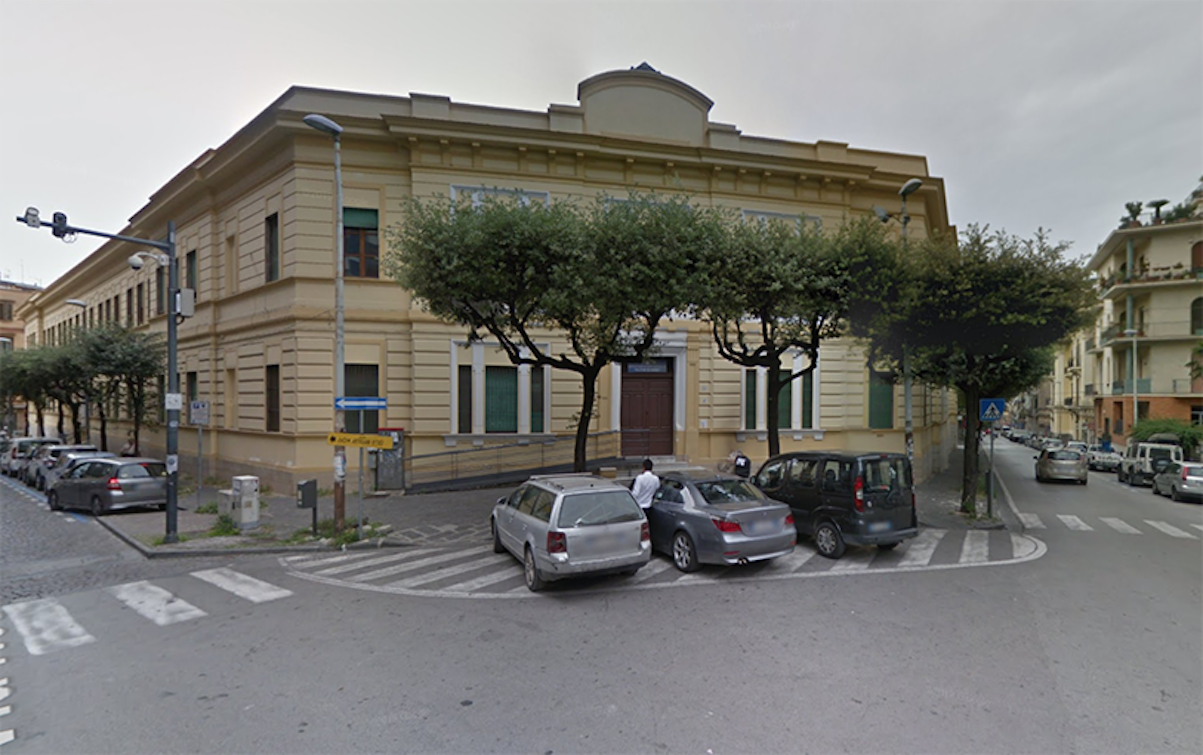 Violenza sessuale a scuola nel Napoletano: bidello abusava di due studentesse 14enni