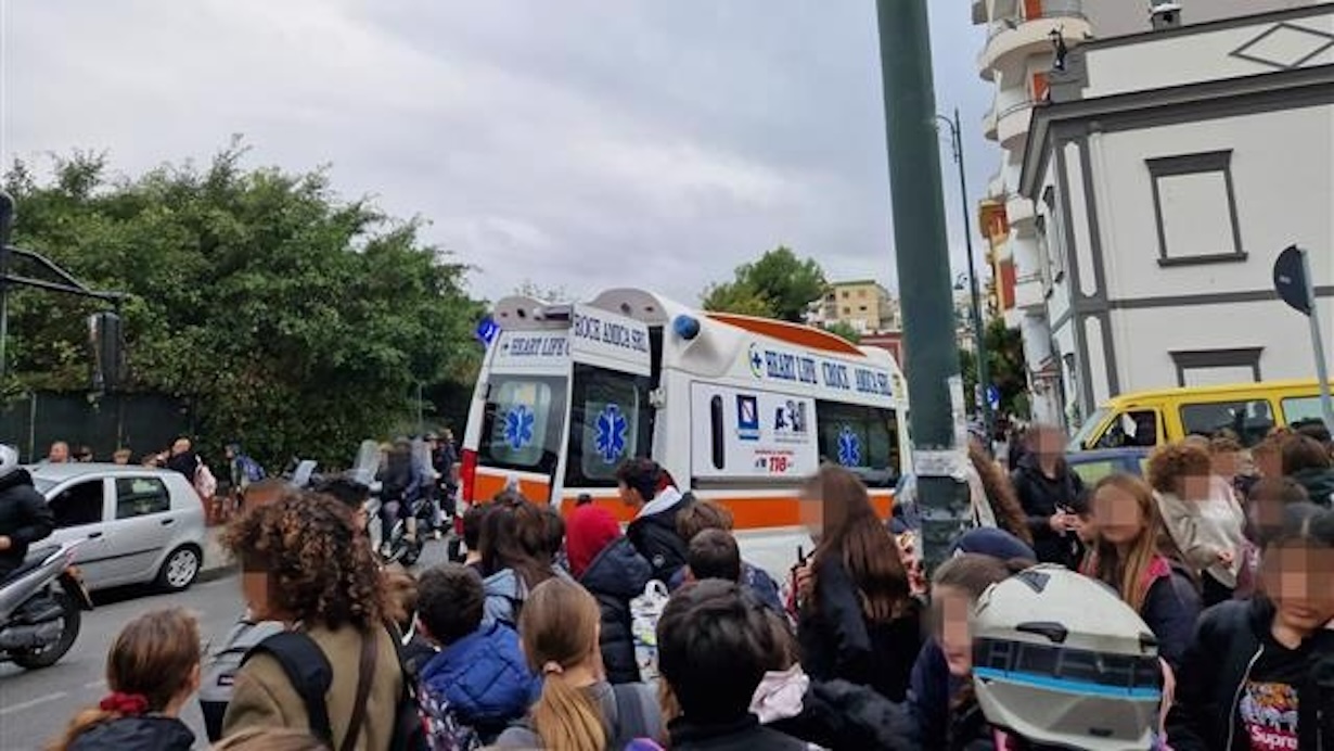 Napoli, bambino investito all'uscita di scuola mentre attraversava sulle strisce
