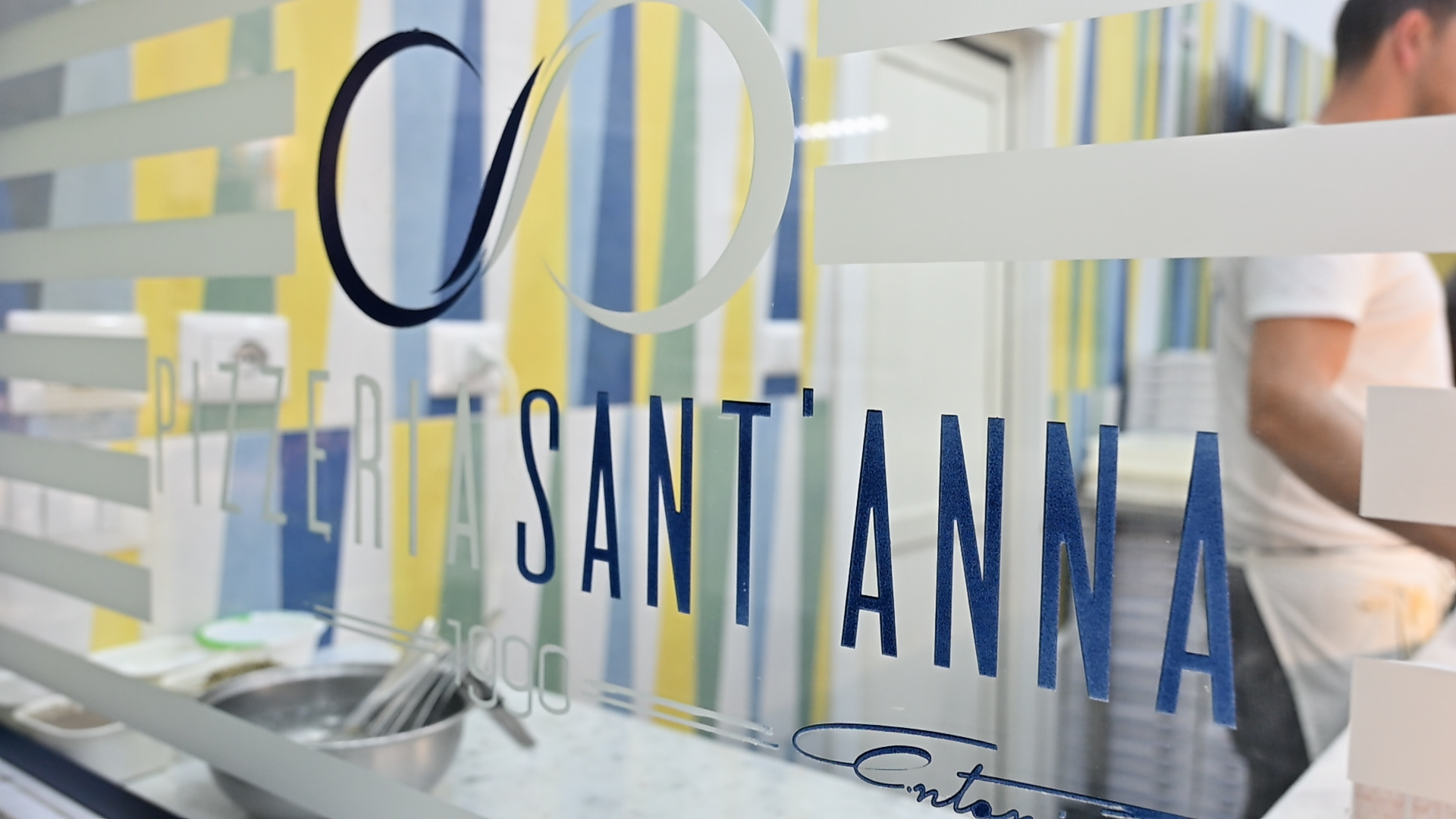 La Pizzeria Sant'Anna si trova in piazzale Cesare Battisti numero 4 a Torre del Greco