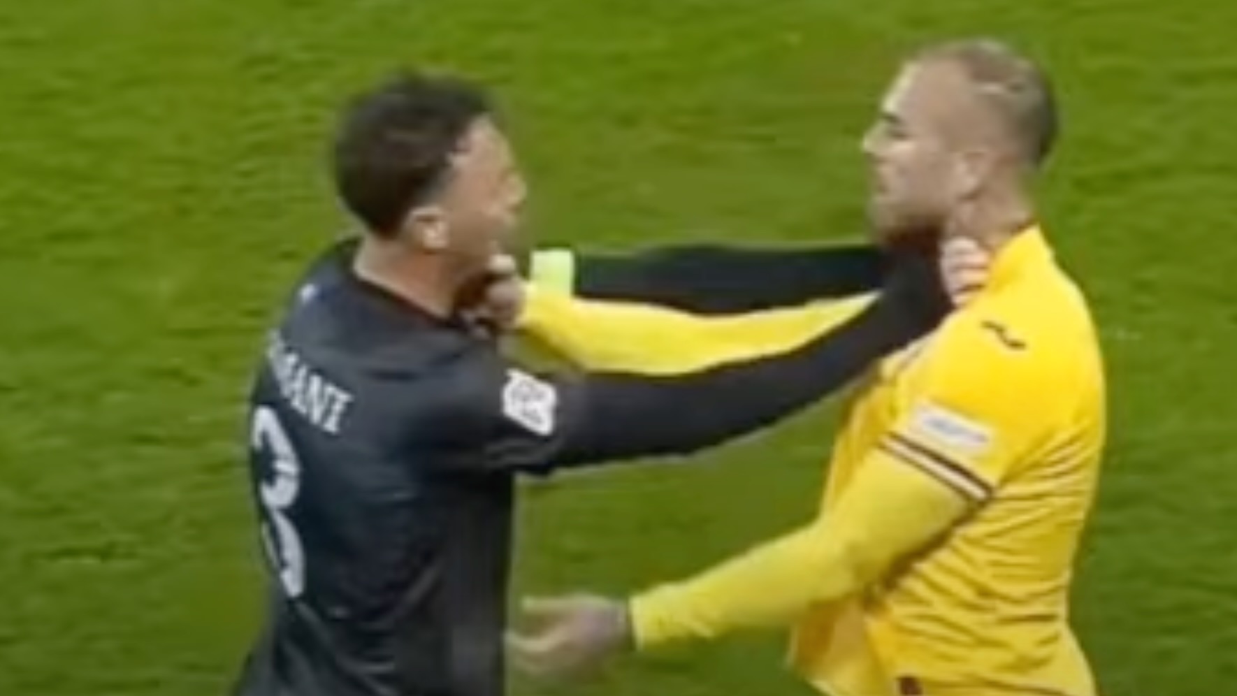 Caos in Romania-Kosovo, Rrahmani e compagni abbandonano la partita dopo i cori