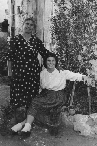 La giovane Anna Gelsomina con la madre Teresa