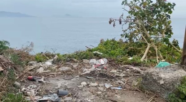 Paesaggio con rifiuti spiaggia mancinelli